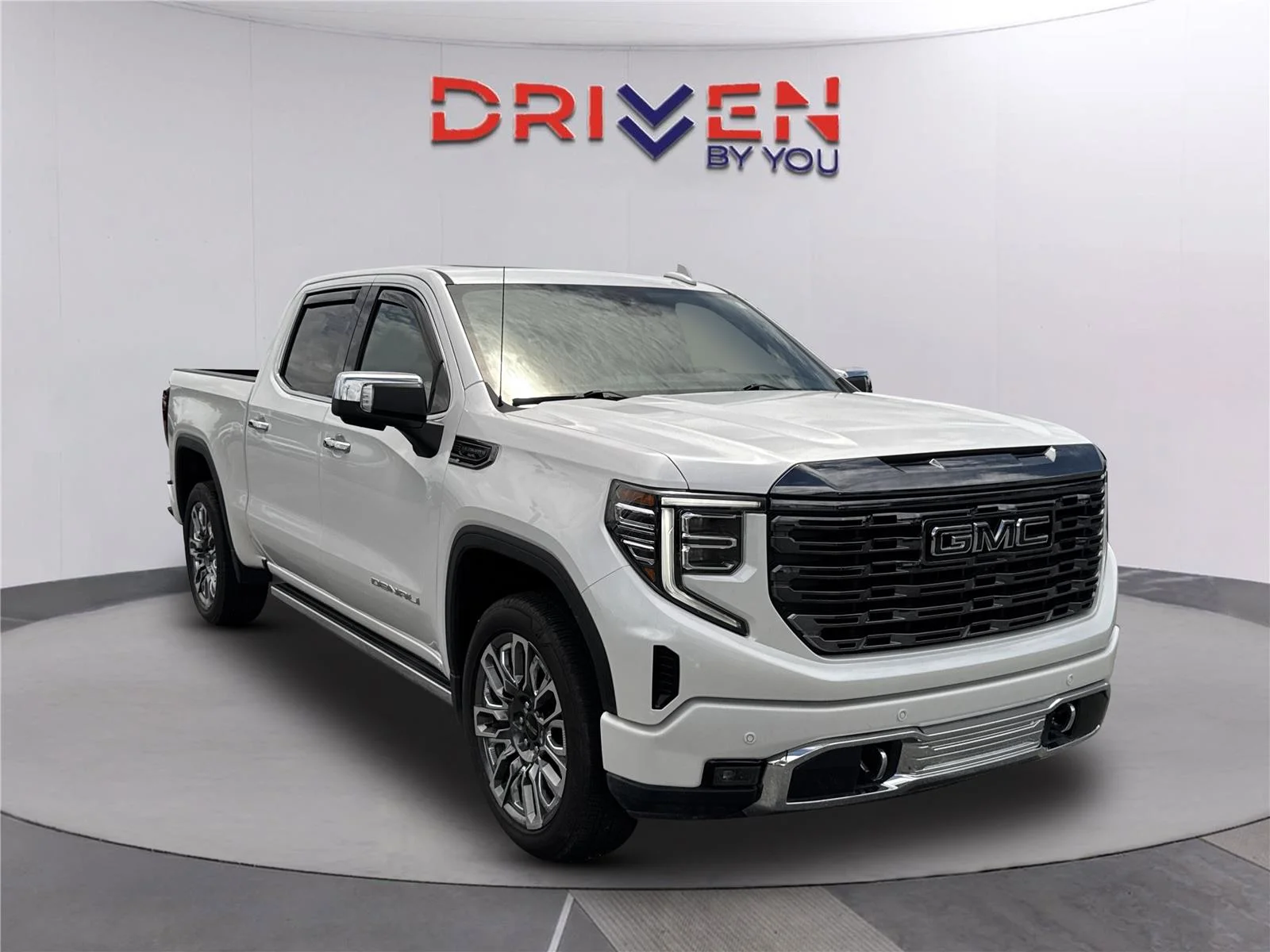 Used 2024 White Frost Tricoat GMC Denali Ultimate image 2
