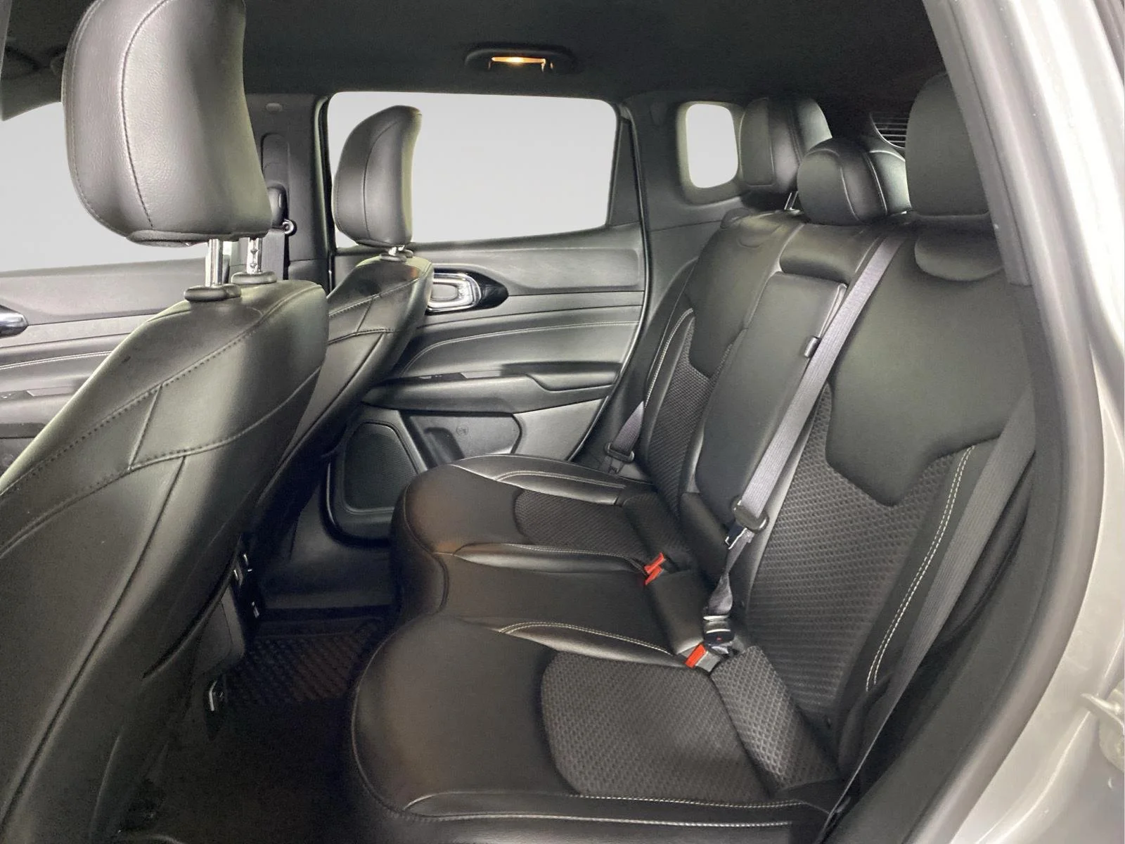 Used 2023 Billet Silver Metallic Clearcoat Jeep Altitude image 22