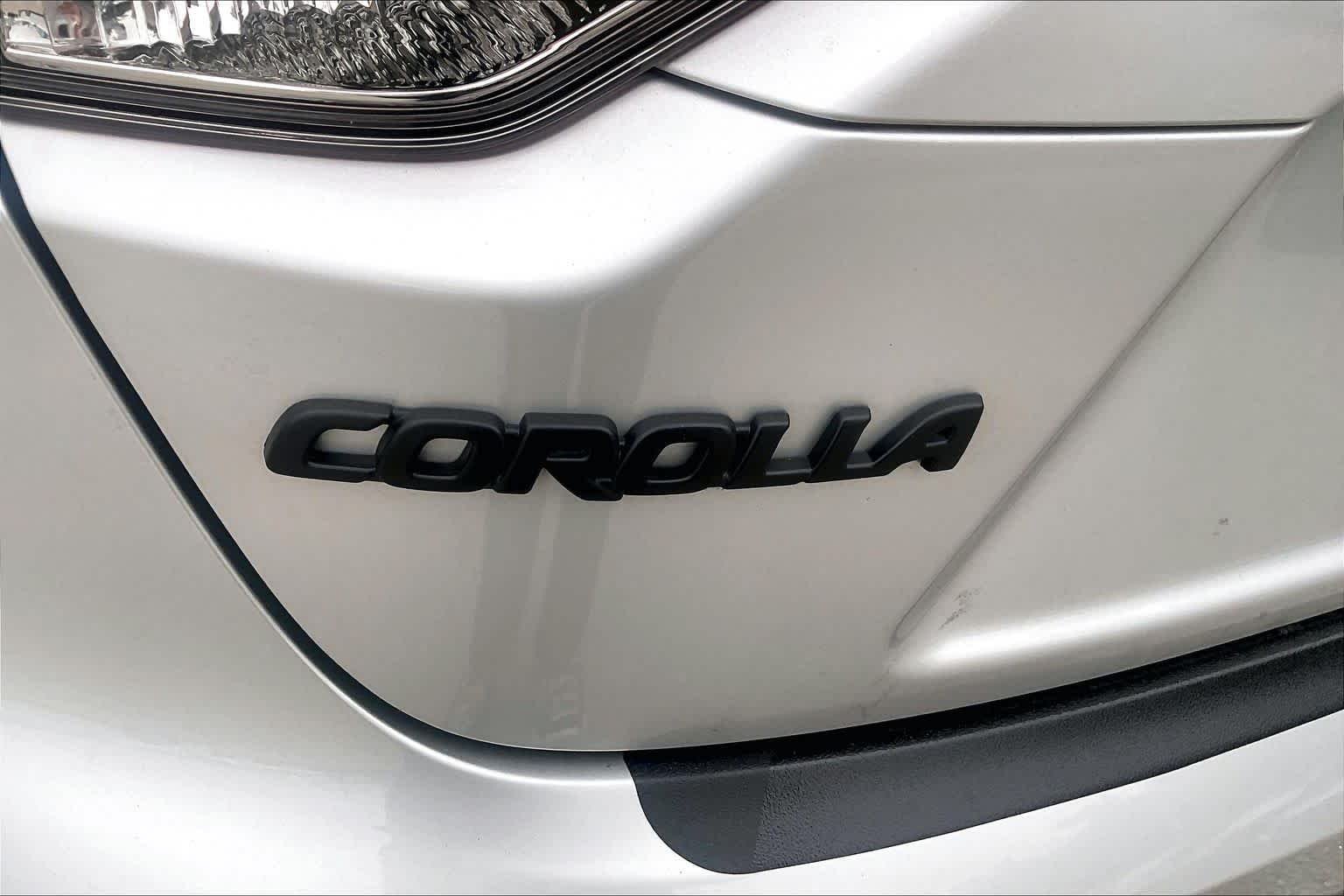 Used 2025 Classic Silver Metallic Toyota SE image 29