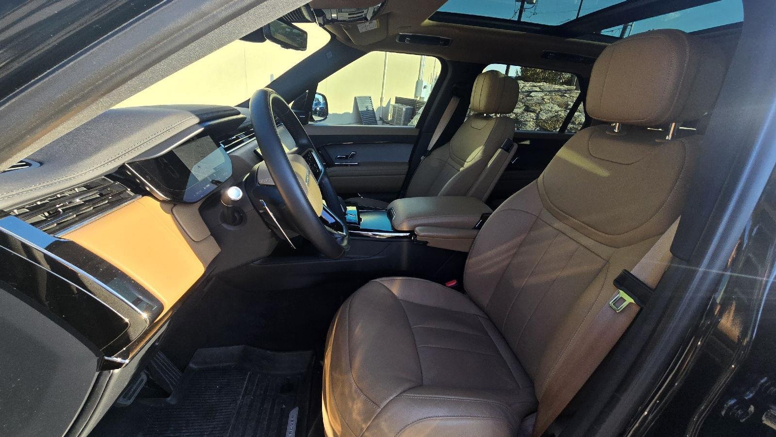 Certified Used 2025 Santorini Black Land Rover SE image 7