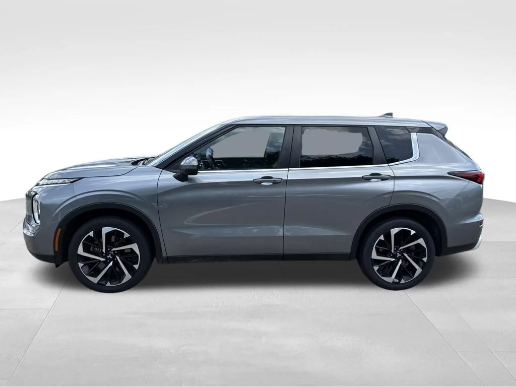 Used 2024 Silver Mitsubishi SE image 2