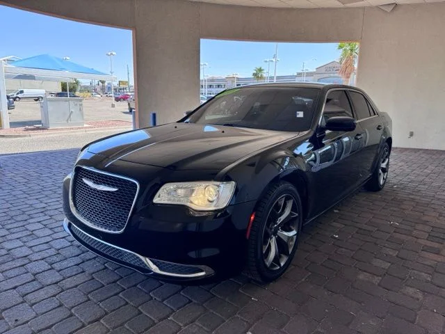 2018 Chrysler 300 Touring's photo