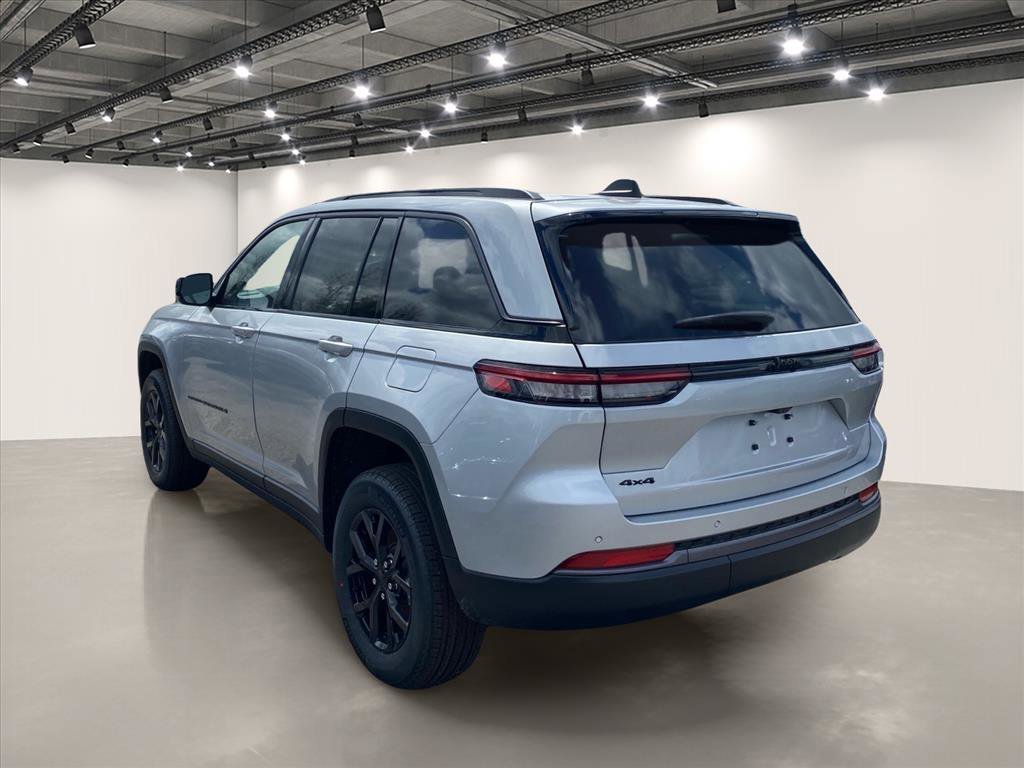 New 2026 Silver Zynith Exterior Paint Jeep Laredo Altitude image 3
