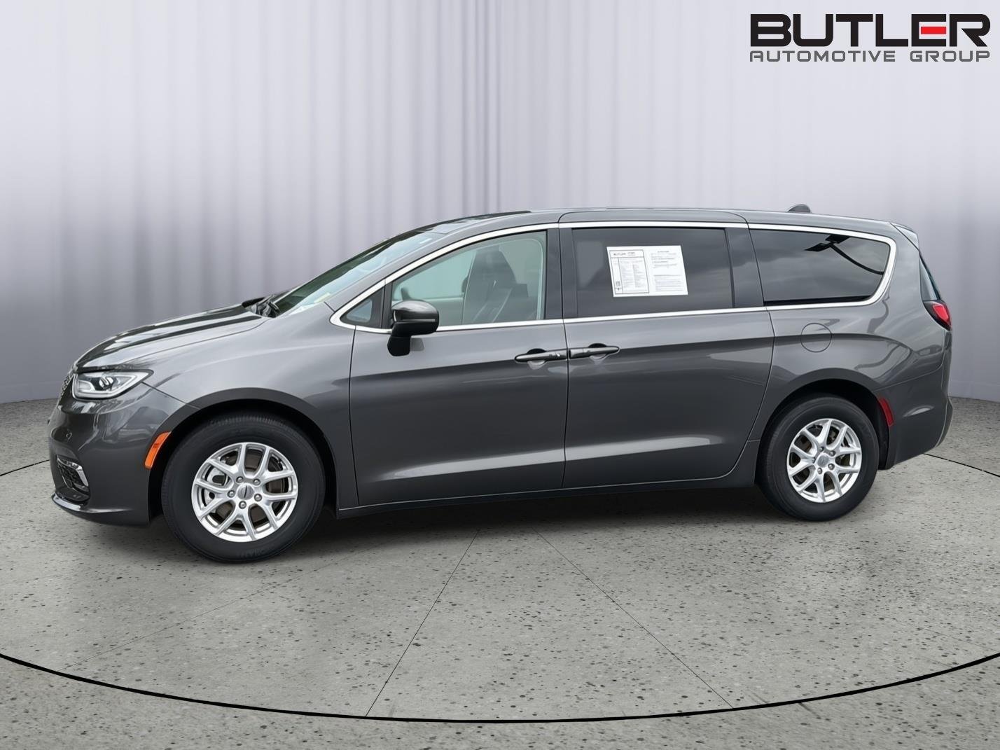 Used 2023 Granite Crystal Metallic Clearcoat Chrysler Touring L image 3