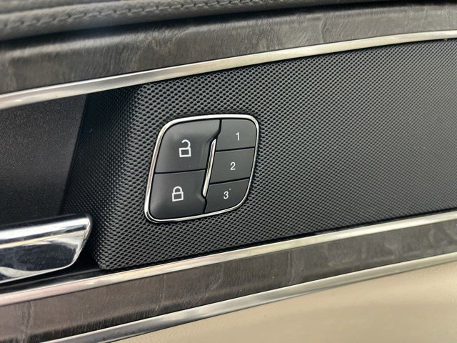 Used 2019 White Platinum Clearcoat Metallic Lincoln Select image 29