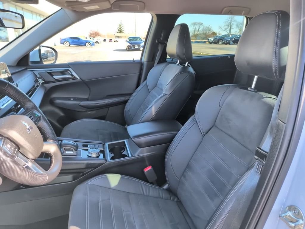 Used 2023 White Mitsubishi SE image 19