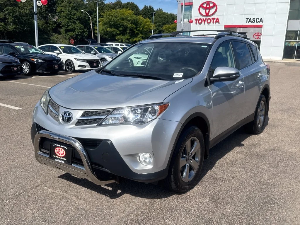 Used 2015 Silver Toyota XLE image 3