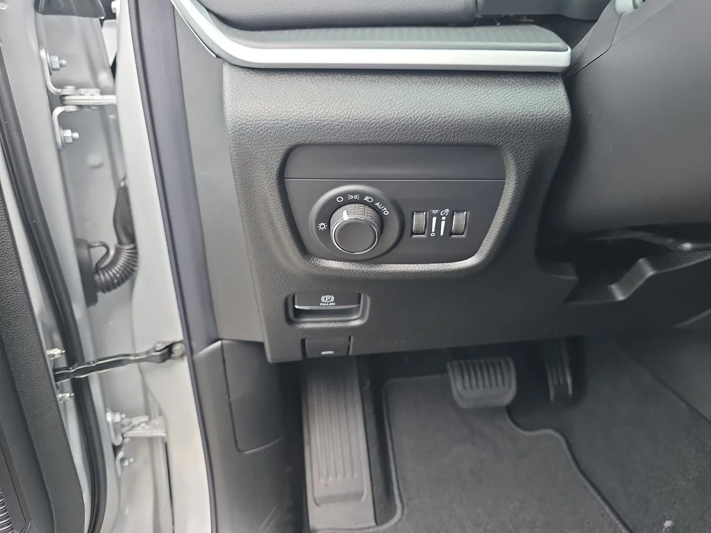New 2026 Silver Zynith Exterior Paint Jeep Laredo X image 18