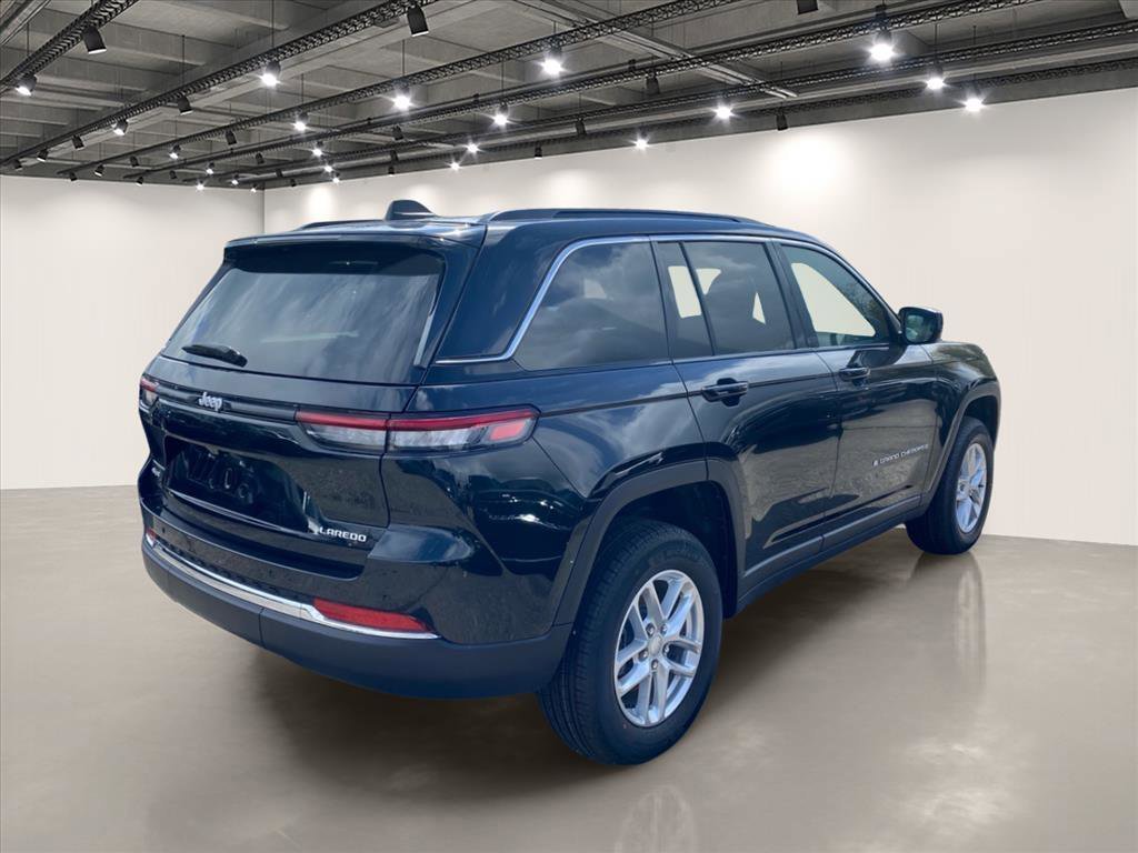 New 2026 Diamond Black Crystal Pearl-Coat Exterior Paint Jeep Laredo X image 4