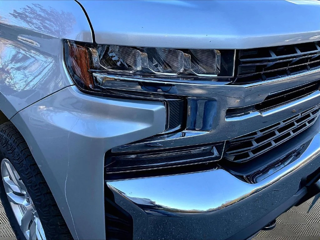Used 2019 Silver Ice Metallic Chevrolet LT image 34