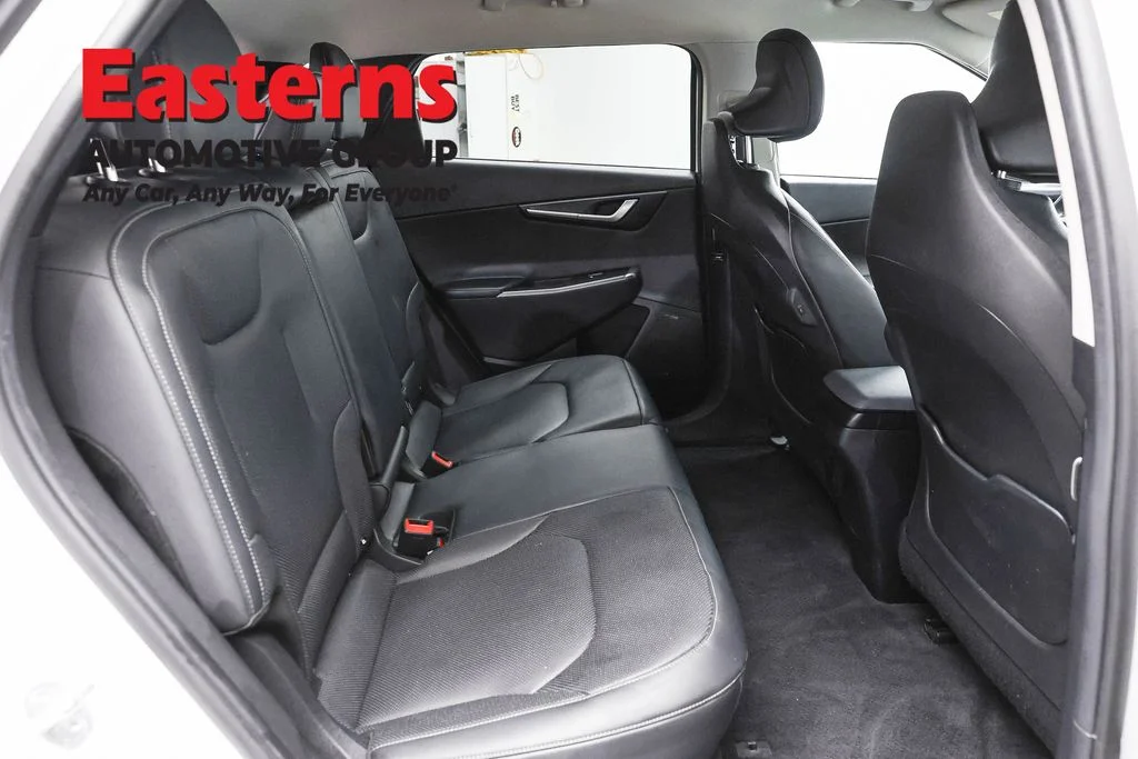 Used 2024 White Kia Wind image 25