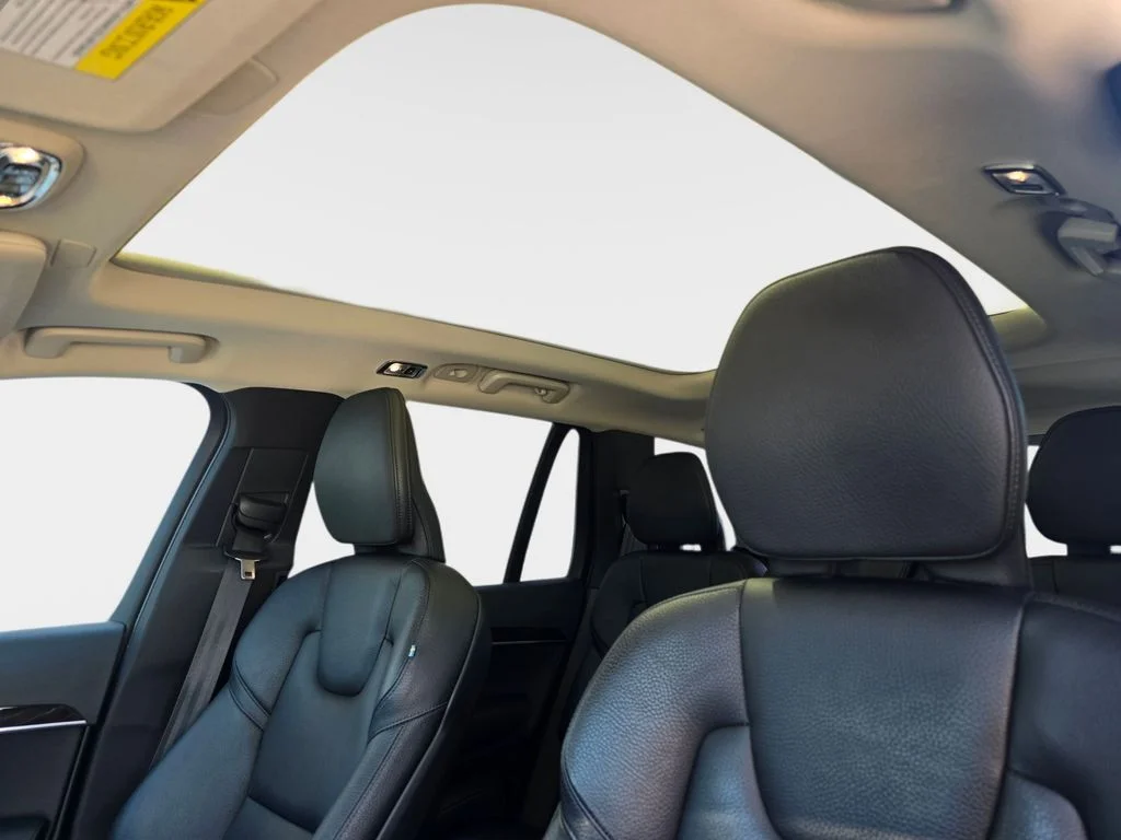 Used 2019 White Volvo T6 Momentum image 34
