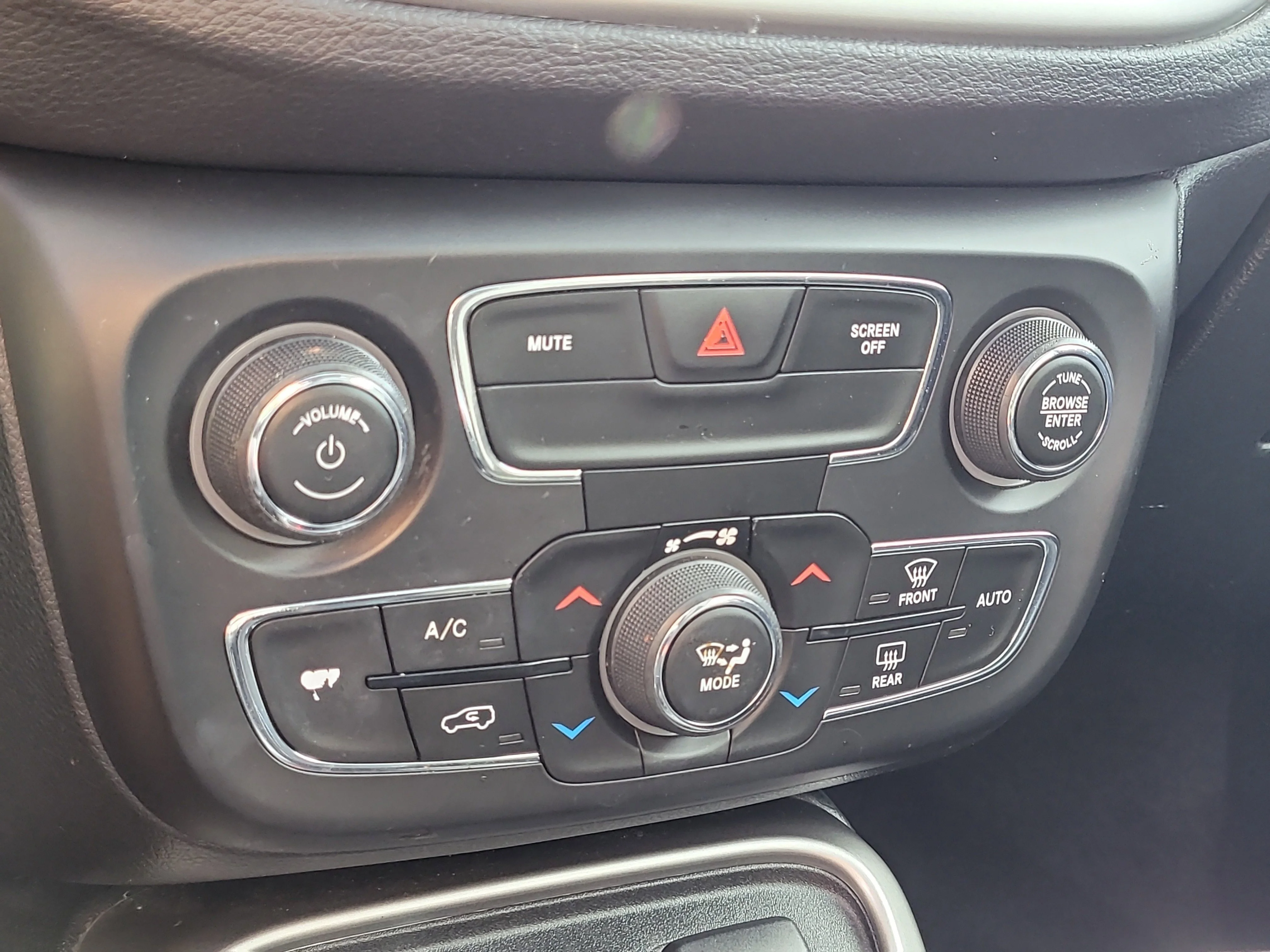 Used 2018 White Clearcoat Jeep Latitude image 35