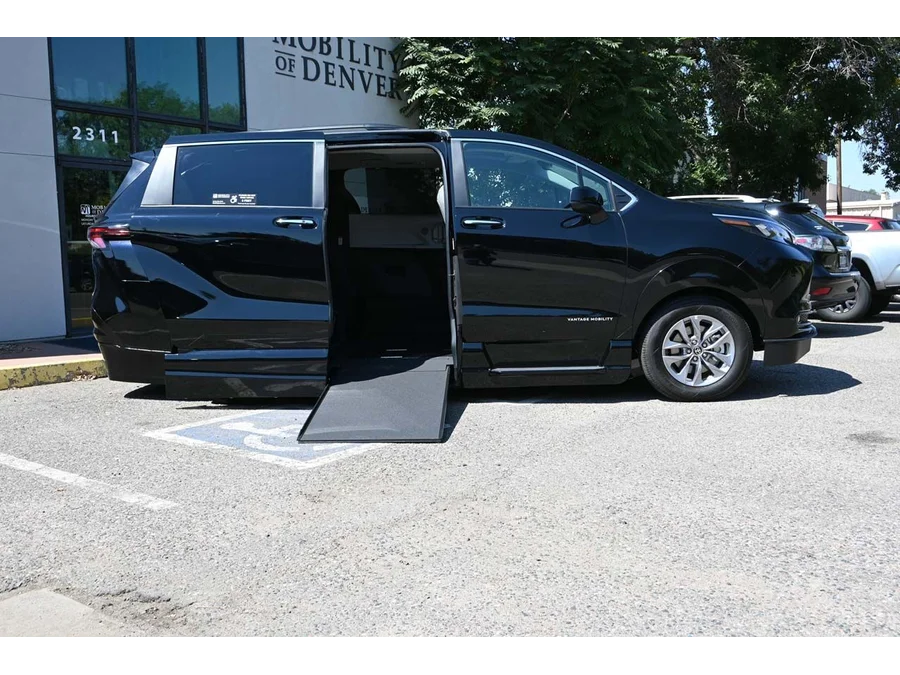 2025 Toyota Sienna XLE - Photo 17