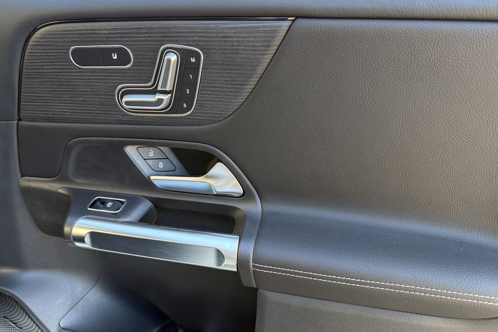New 2026 Polar White Mercedes-Benz GLB 250 image 31