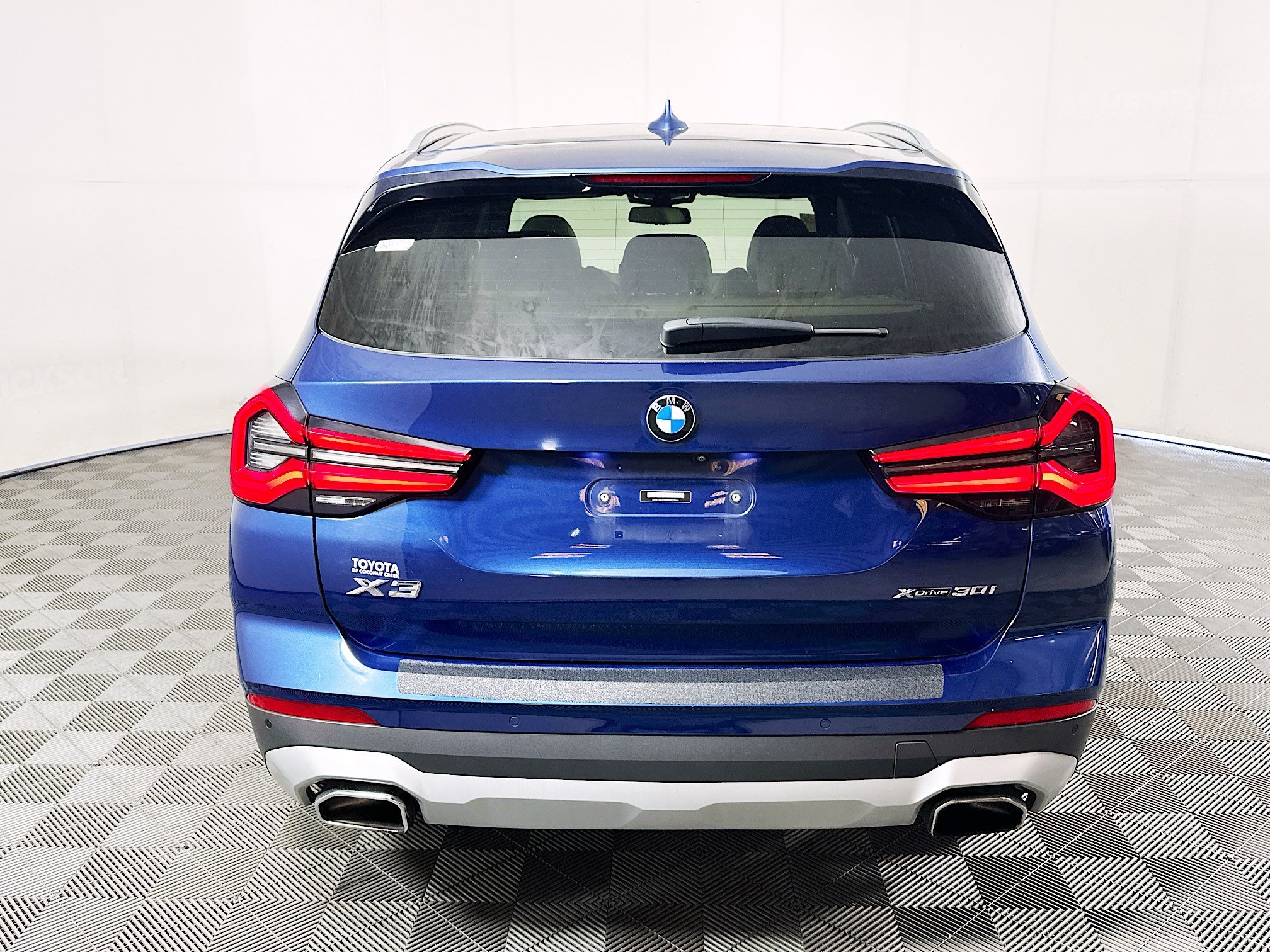 Used 2022 Phytonic Blue Metallic BMW xDrive30i image 4