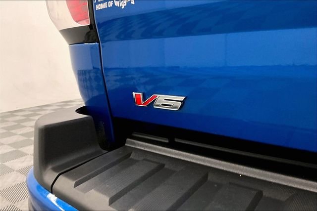 Used 2021 Dynamic Blue Metallic GMC Elevation image 9