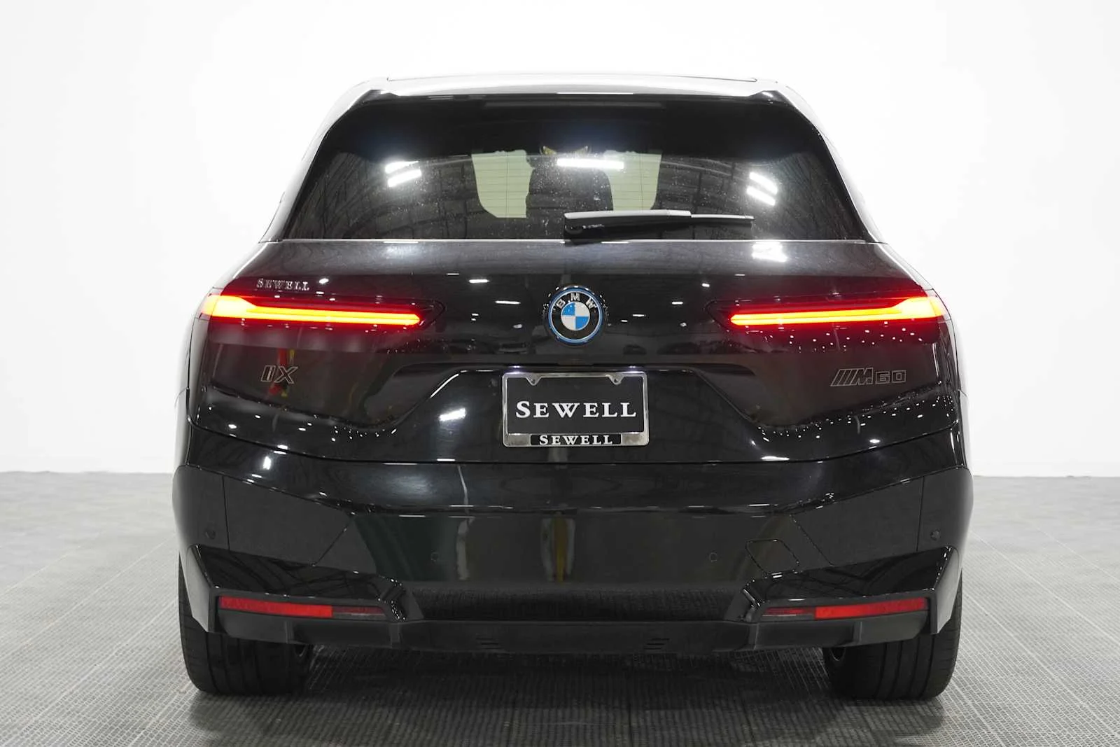 Certified Used 2023 Black Sapphire Metallic BMW M60 image 5