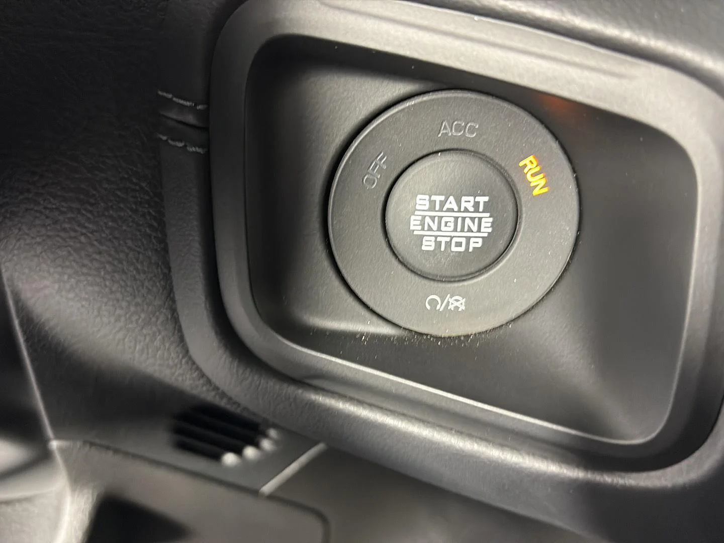 Used 2025 Bright White Clearcoat Jeep Rubicon X image 30