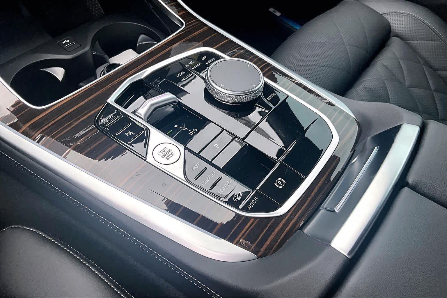 Used 2026 Skyscraper Grey Metallic BMW xDrive40i image 16