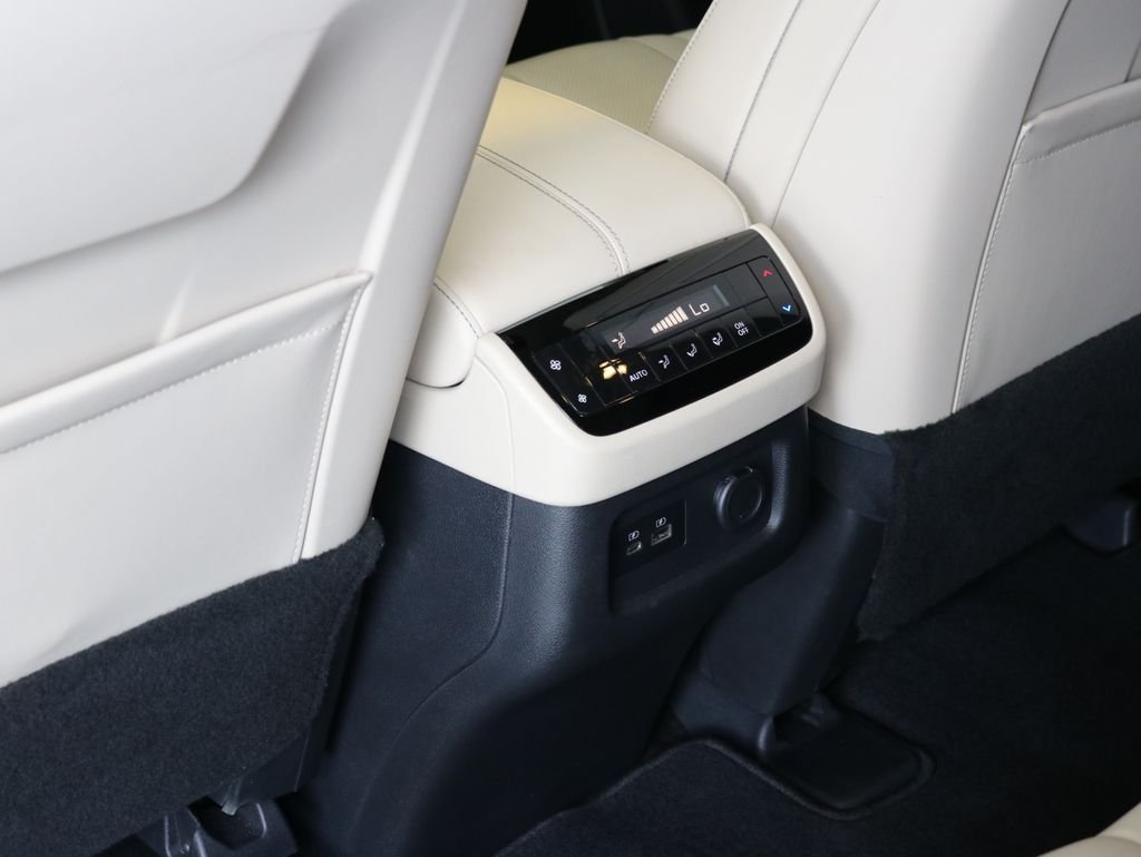 Used 2023 White INFINITI LUXE image 26