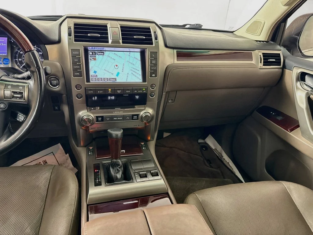 Used 2016 White Lexus 460 image 30