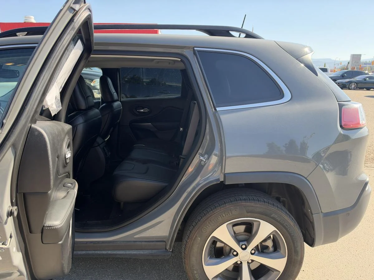 Used 2022 Grey Jeep Limited 4x4 image 15