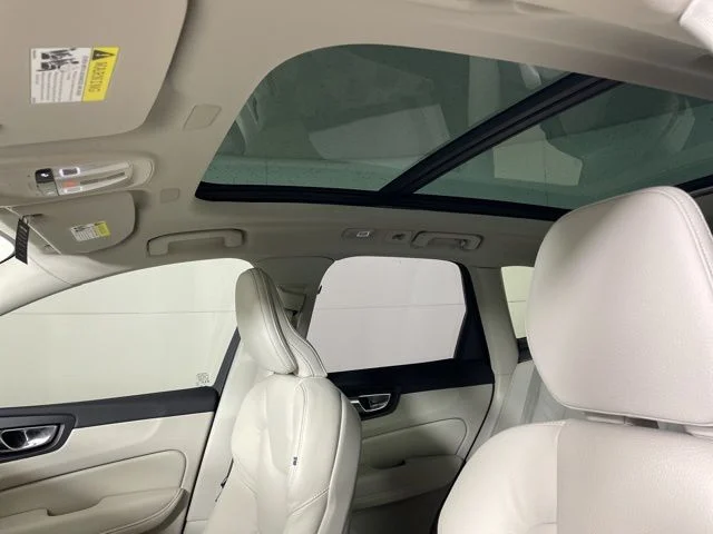 Used 2025 White Volvo T8 Plus image 34