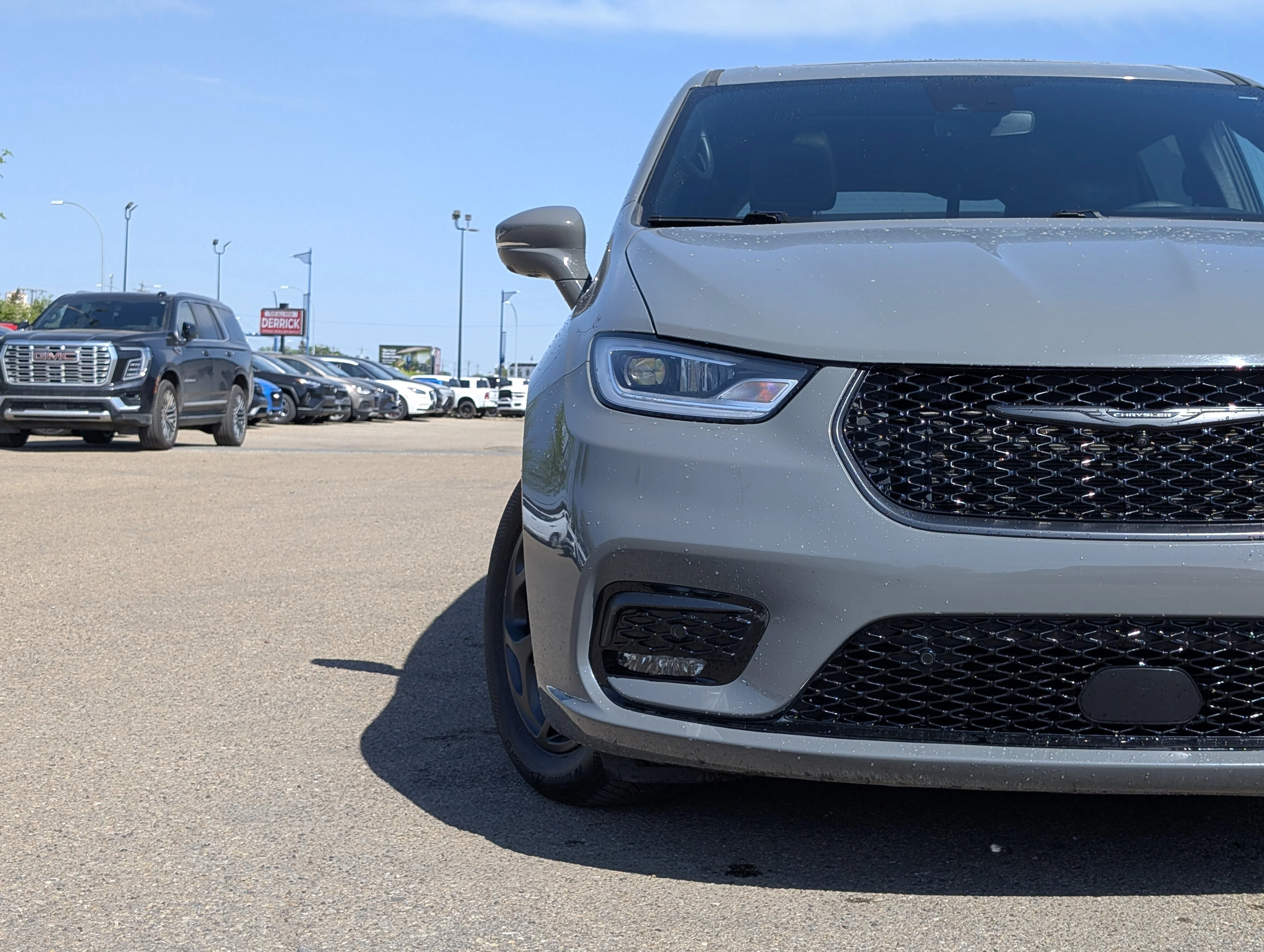 Used 2022 Ceramic Grey Chrysler Limited image 11