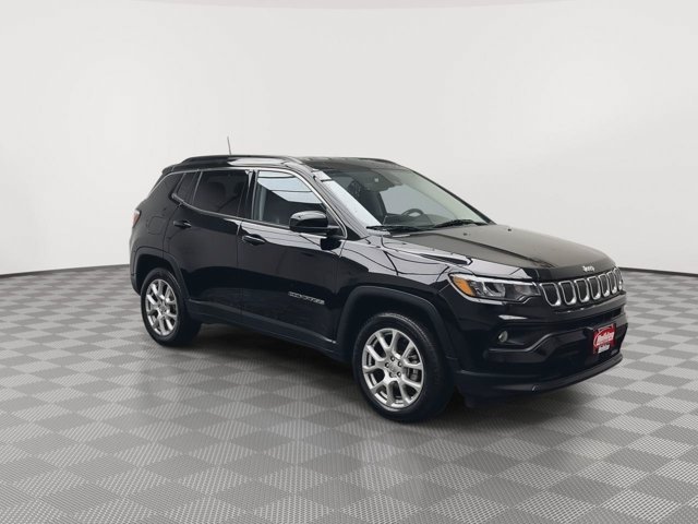 Used 2022 Diamond Black Crystal Pearlcoat Jeep Latitude Lux image 31
