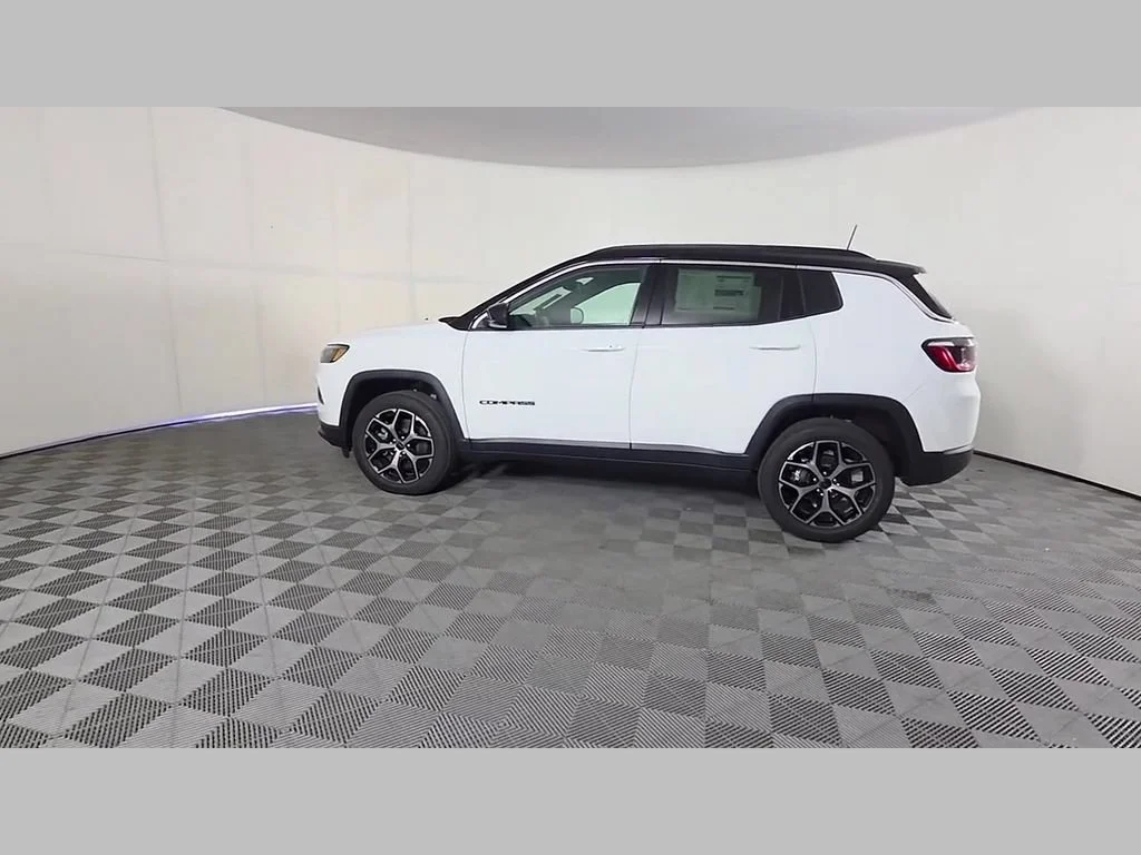 New 2026 Bright White Clear-Coat Exterior Paint Jeep Limited image 31