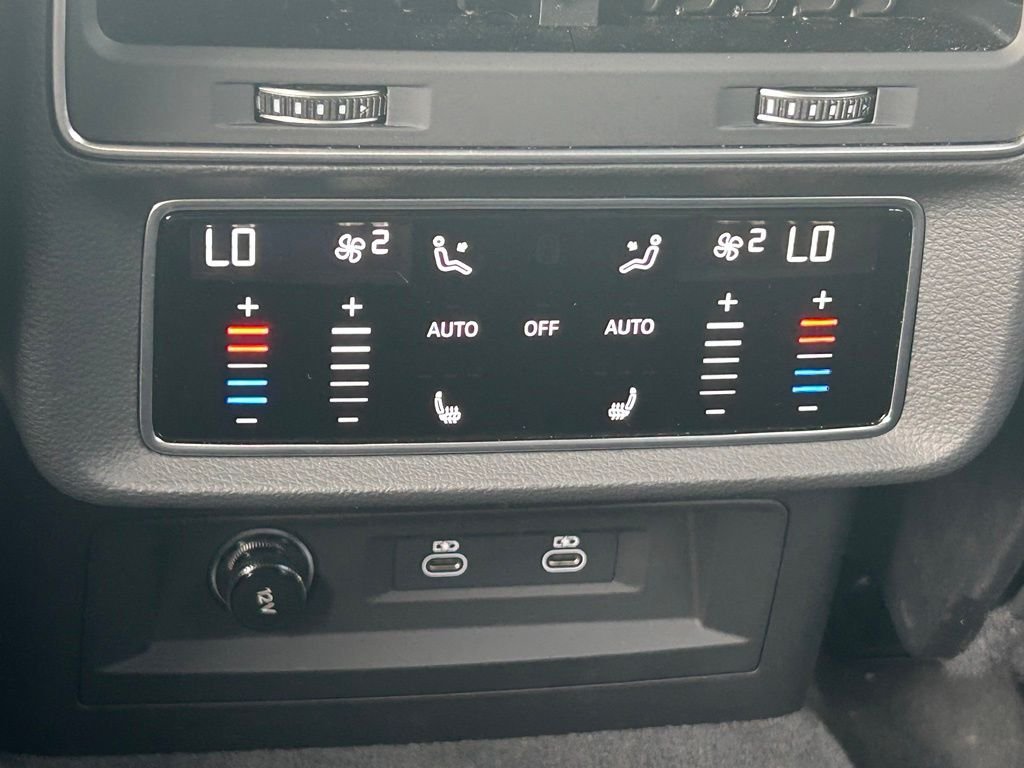 Used 2024  Audi 4.0T image 45