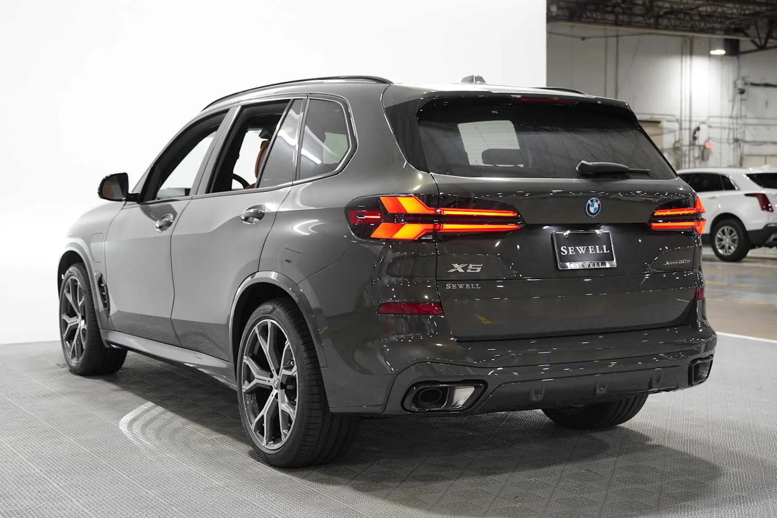 New 2026 Dravit Grey Metallic BMW xDrive50e image 2