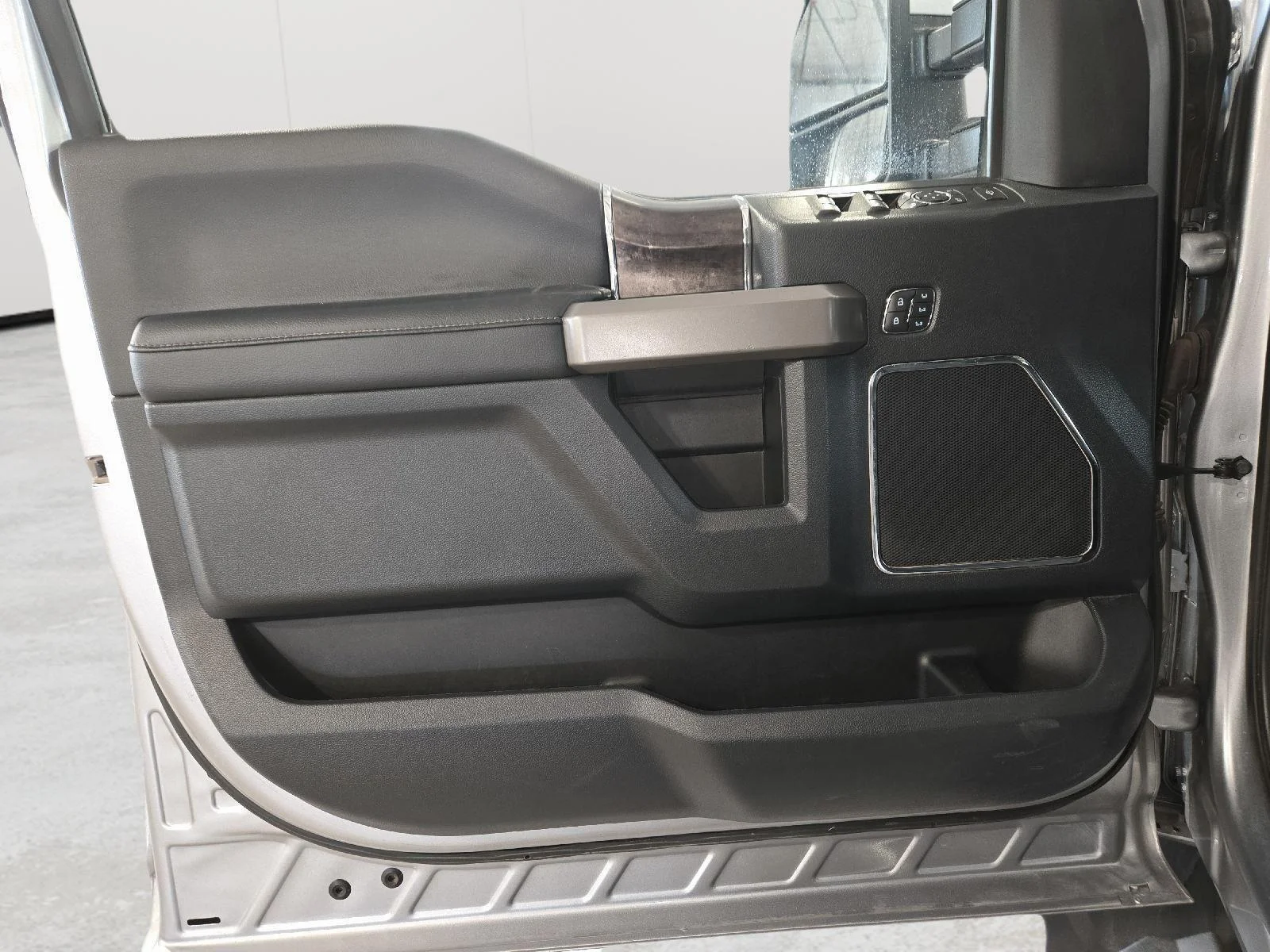 Used 2022 Iconic Silver/Carbonized Gray Ford Lariat image 12