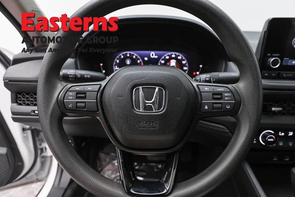 Used 2025 White Honda SE image 10