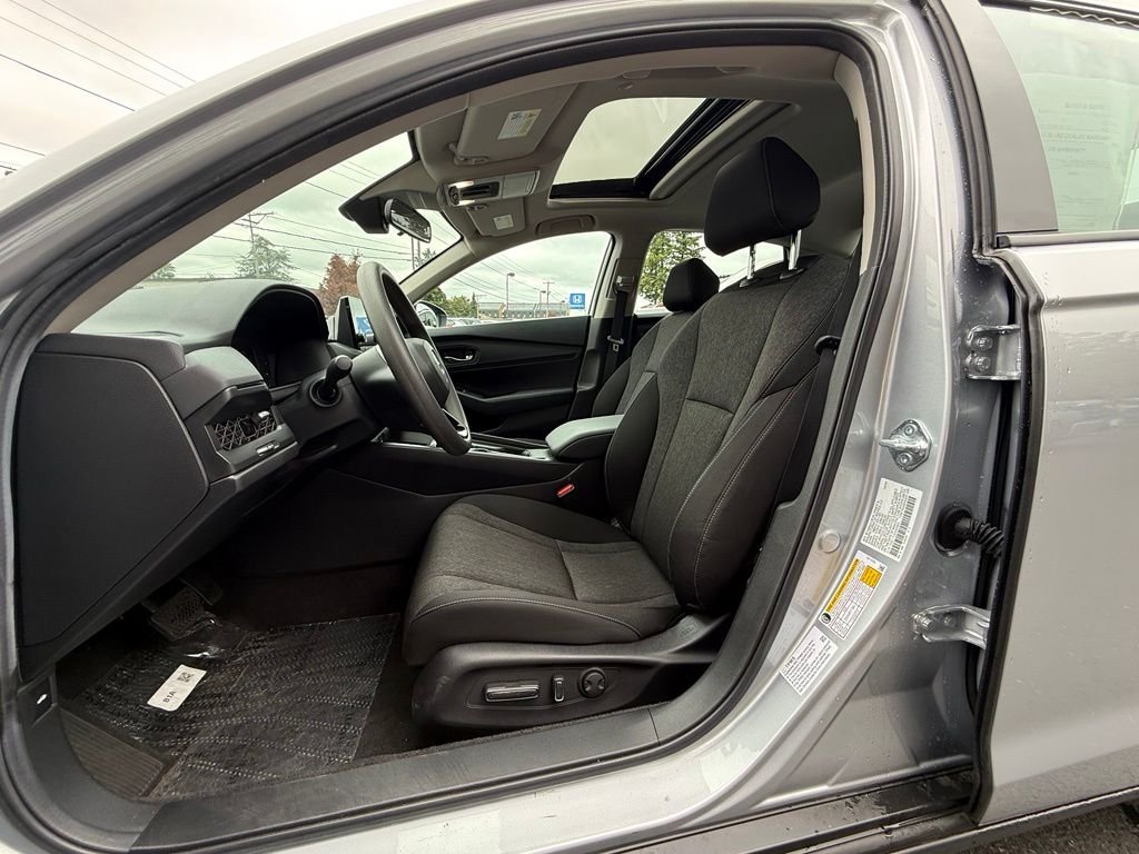 Used 2025 Solar Silver Metallic Honda SE image 15