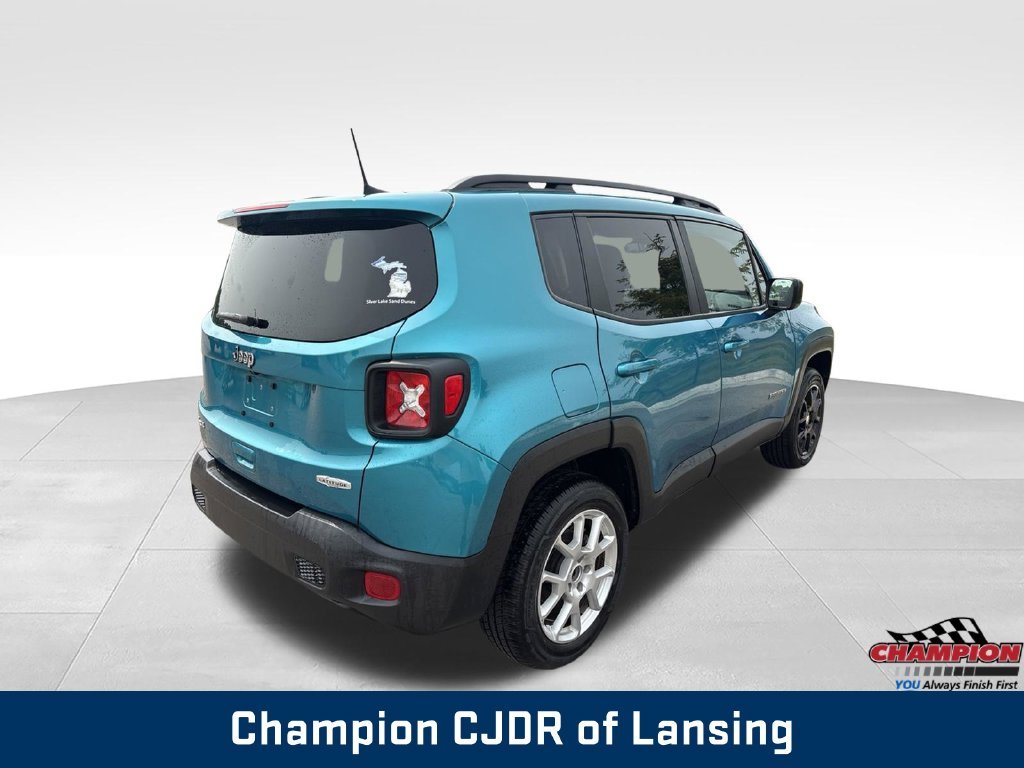 Used 2022  Jeep Latitude image 9