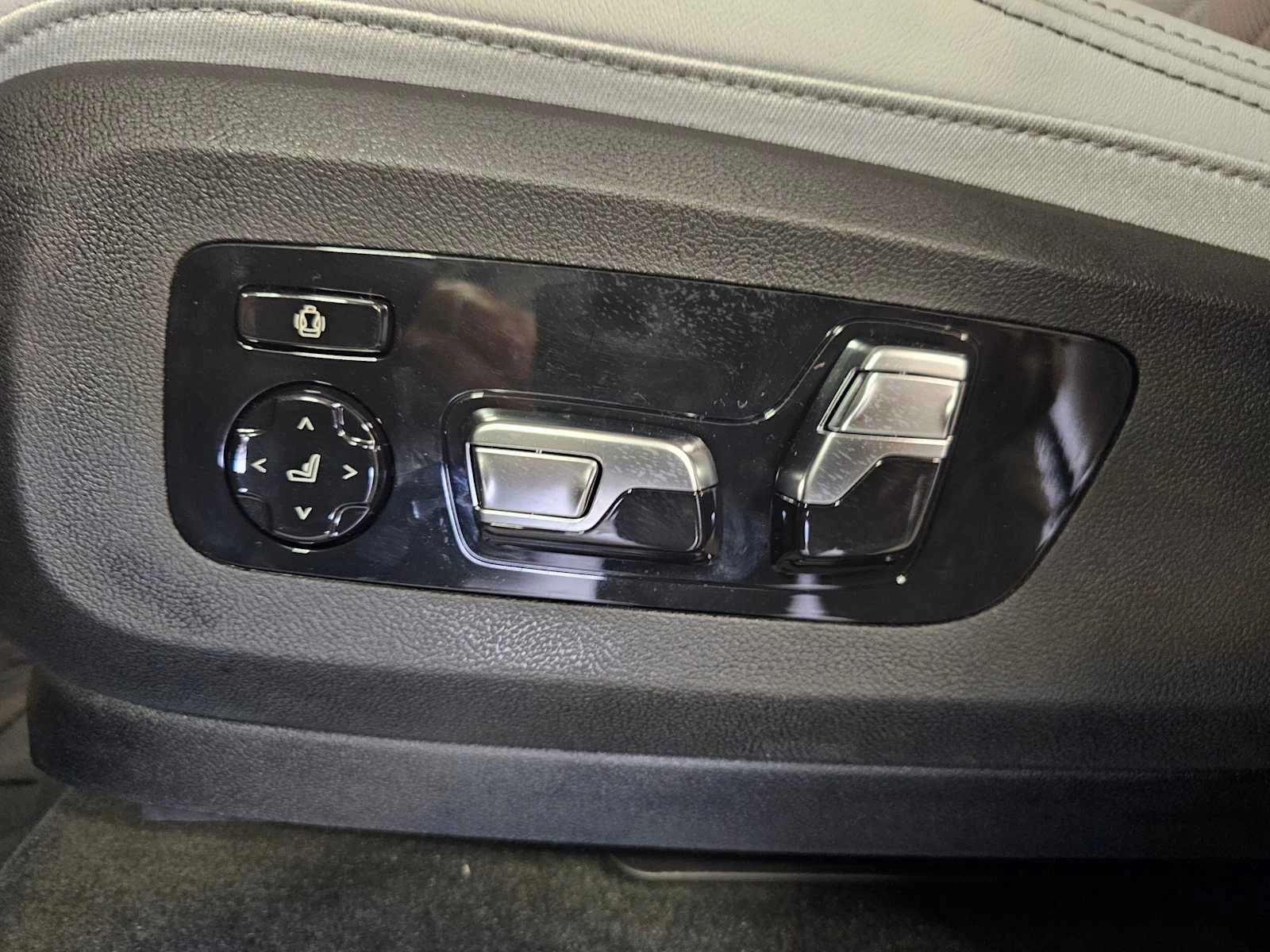 New 2026 Black Sapphire Metallic BMW xDrive50e image 30