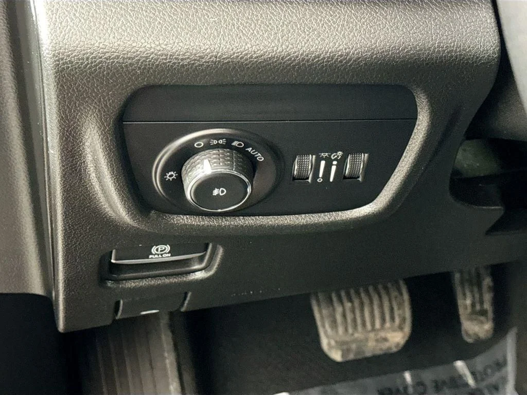 Used 2023 Velvet Jeep Limited image 45