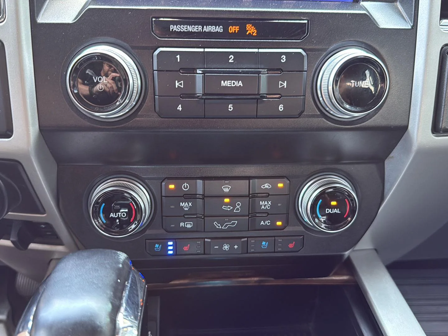 Used 2020 Agate Black Metallic Ford LARIAT image 25