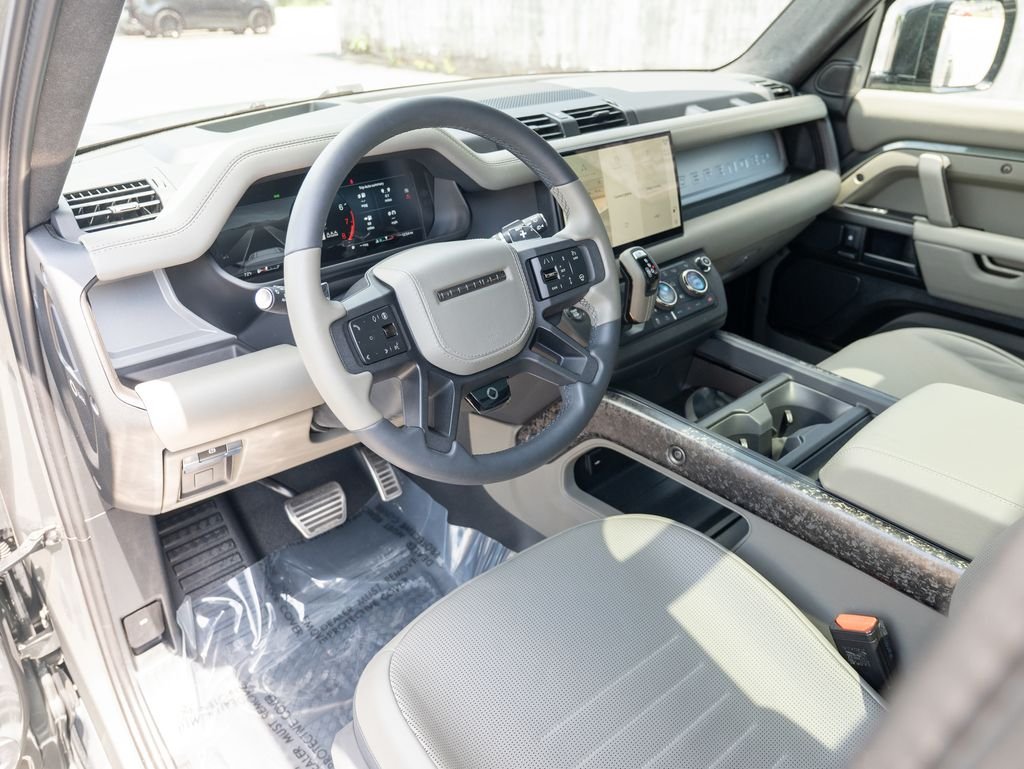 Used 2025 Green Land Rover OCTA image 11