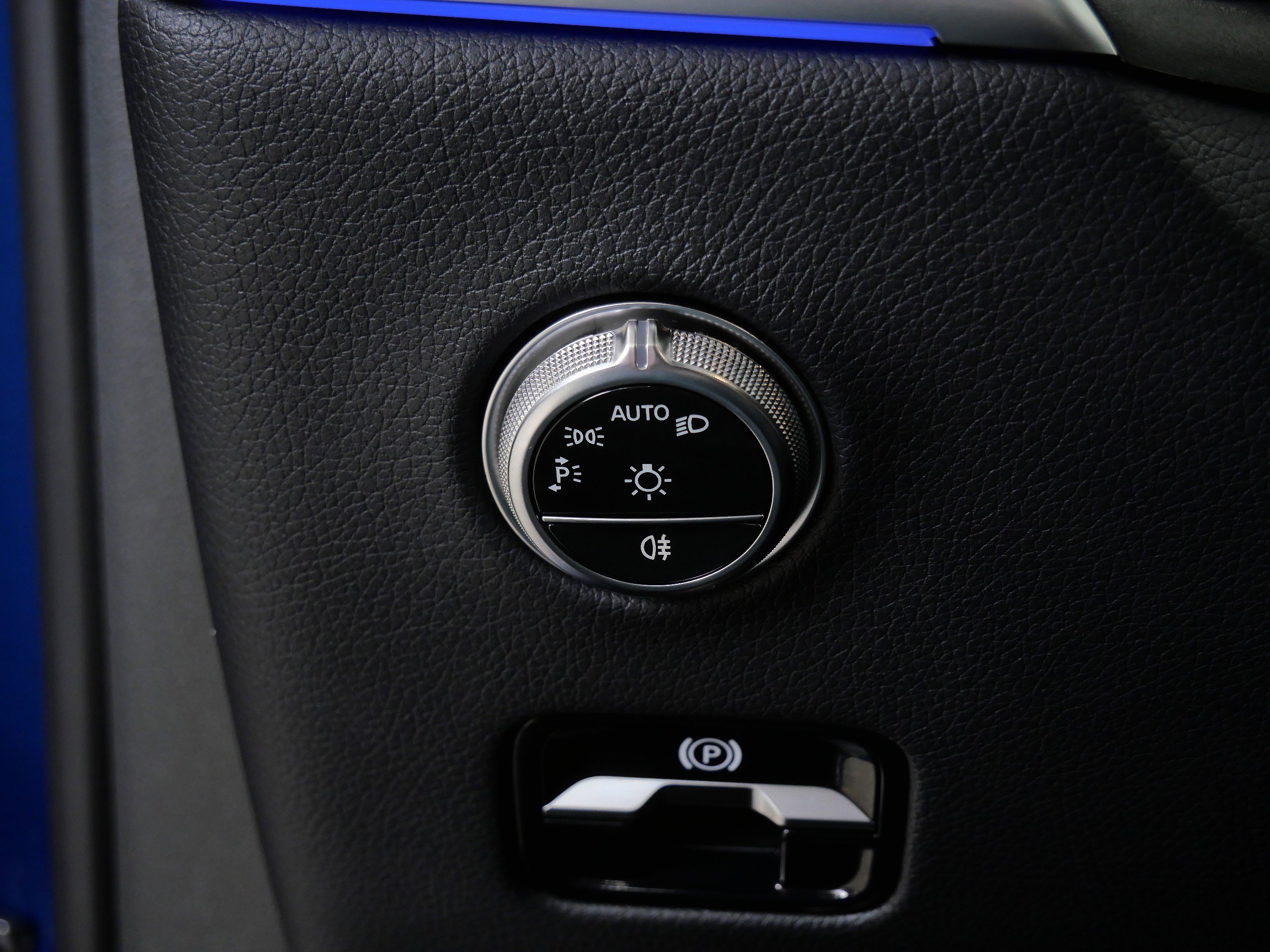 Used 2025 Starling Blue Metallic Mercedes-Benz GLC 300 image 29