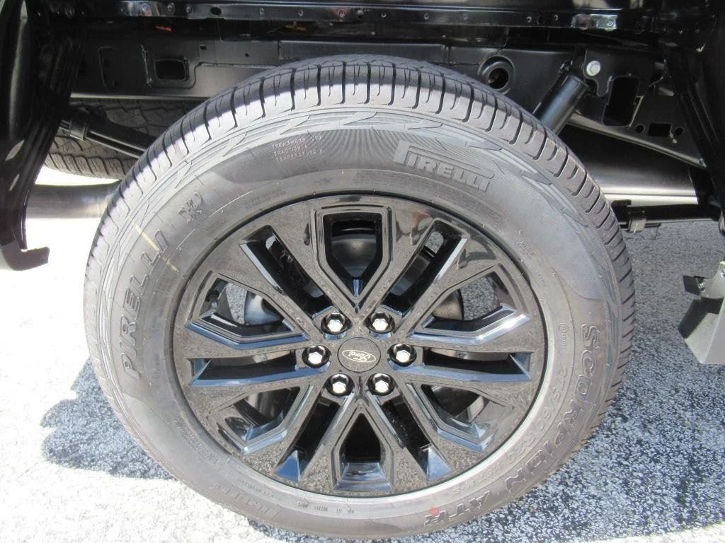 New 2025 Agate Black Metallic Ford XLT image 7