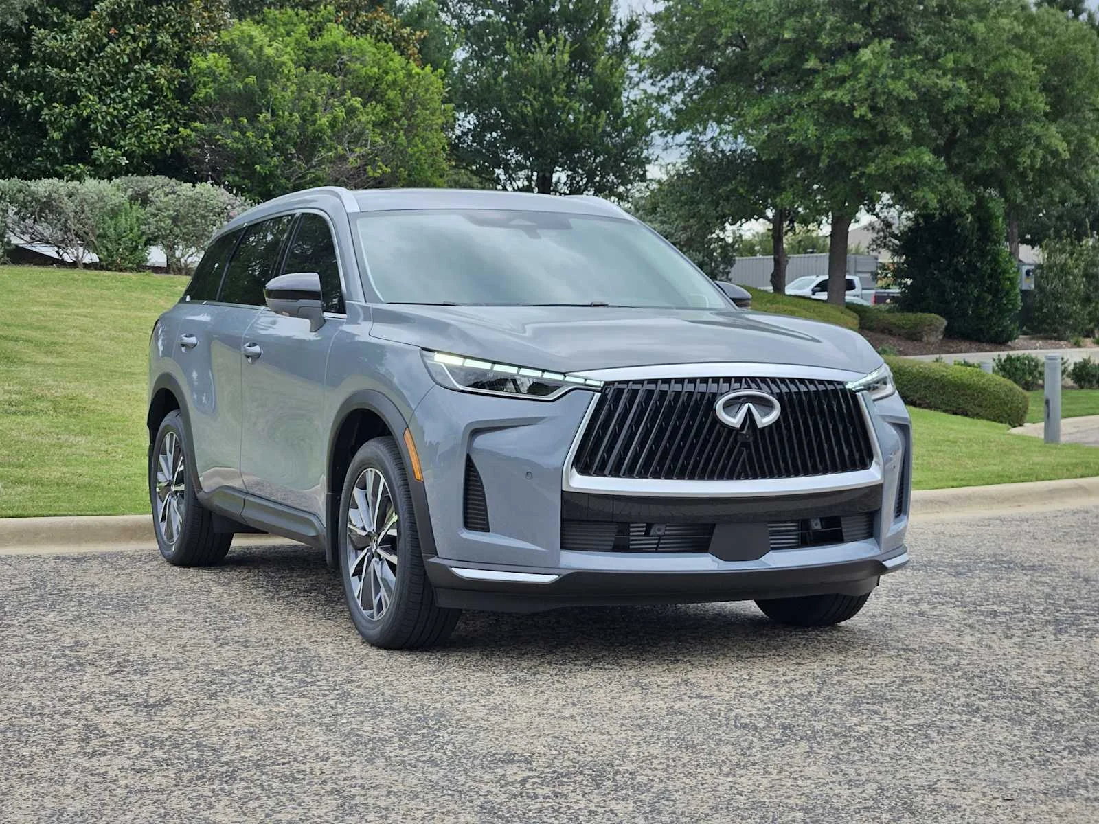 New 2027 HARBOR GRAY INFINITI Luxe FWD image 2