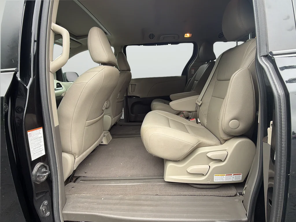 Used 2016 Black Toyota XLE image 27