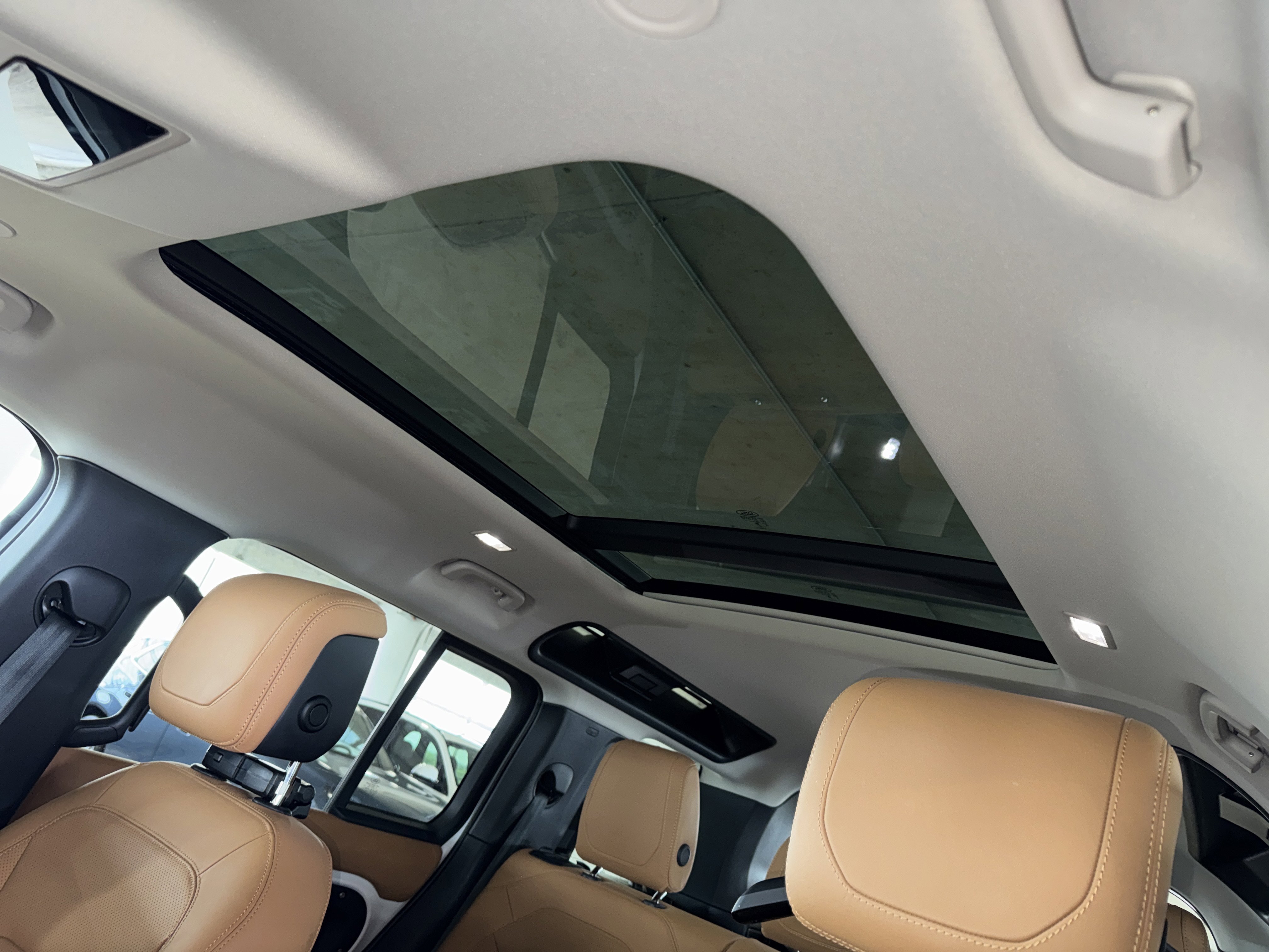 Used 2024 Fuji White Land Rover SE image 32