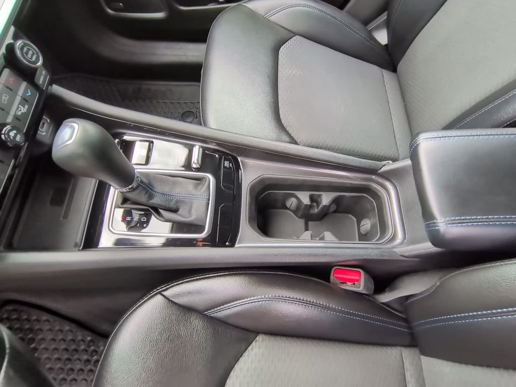 Used 2022 White Jeep Latitude image 31