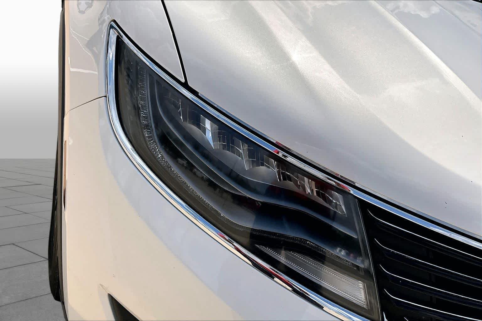 Used 2016 Confidential White 3C (Tri-Coat) Lincoln Black Label image 28