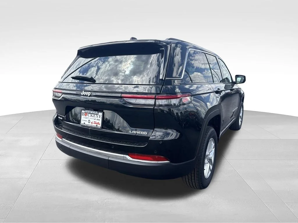New 2026 Diamond Black Crystal Pearl-Coat Exterior Paint Jeep Laredo X image 4