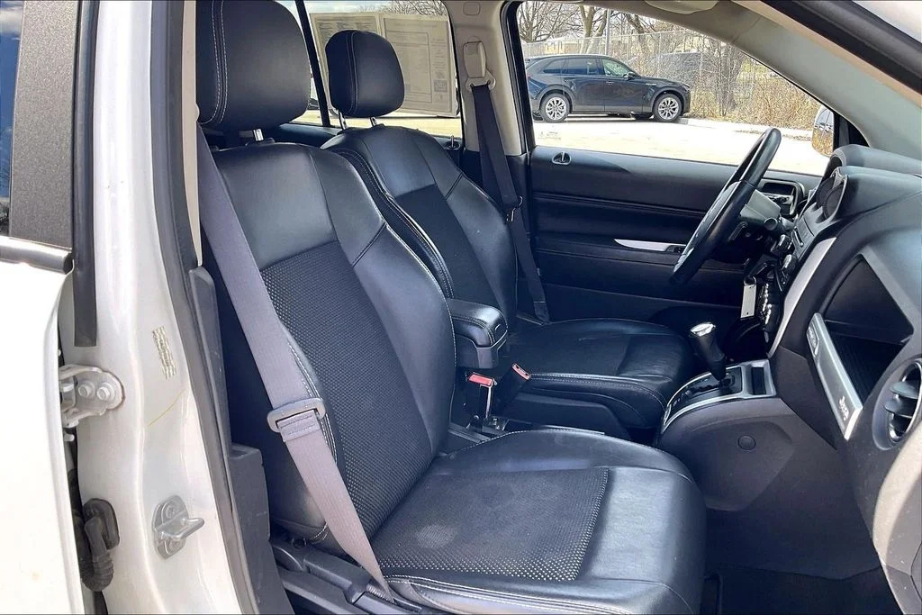 Used 2016 White Jeep Latitude image 6